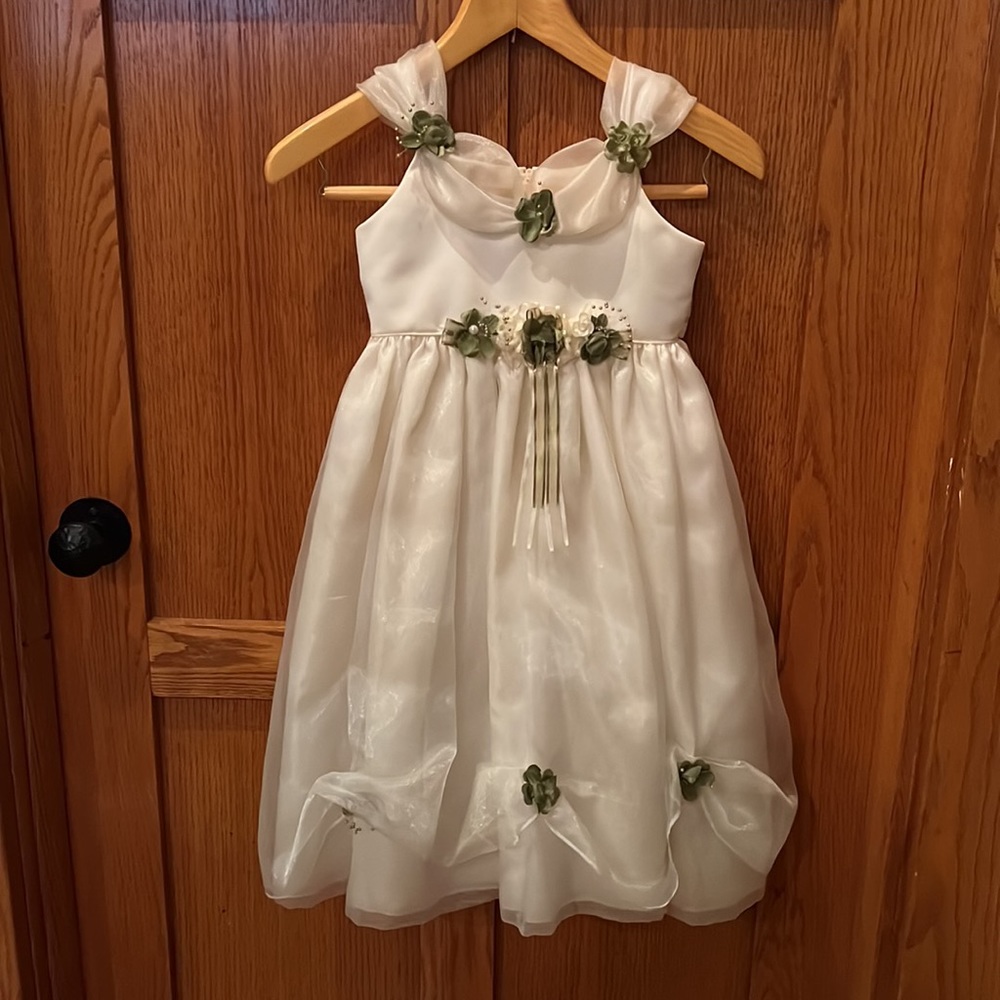 Flower 🌸 girl dress plus flower basket